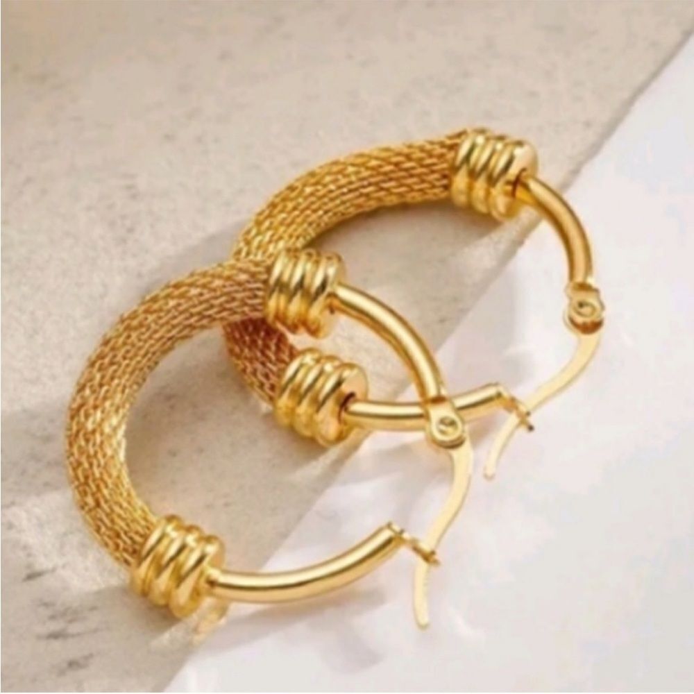 18K Plated Gold Mesh SnapBack Hoop Earrings - Picture 4 of 5